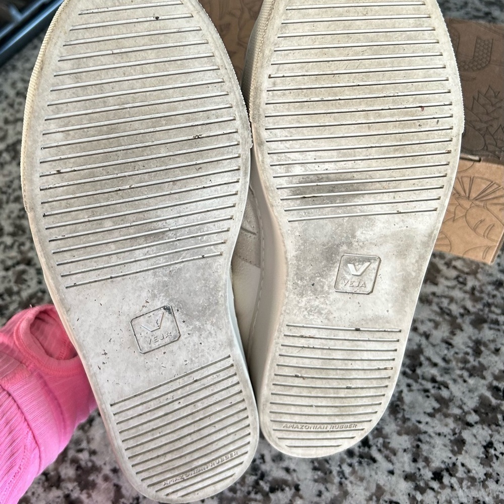 Veja Kids White/ Cream Sneaker Sz 7 - Picture 8 of 12